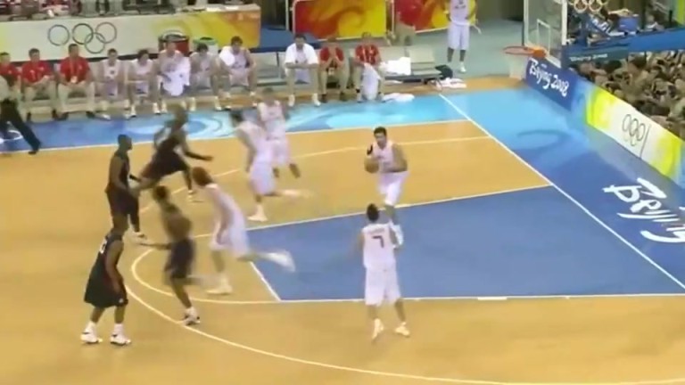 真闪电啊！韦德飞身抢断一条龙暴扣仅用时3秒，太TM快了！