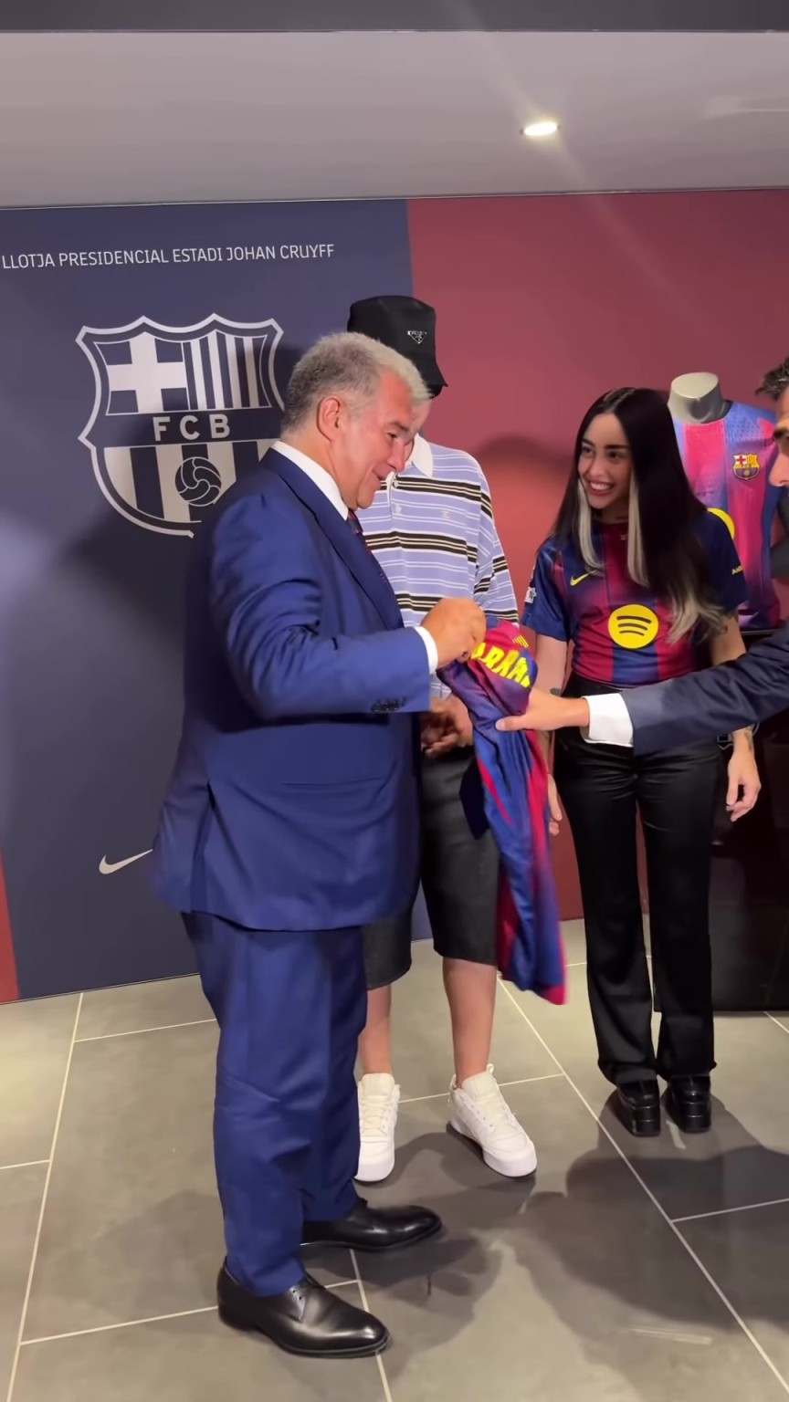 五头身！亚马尔新女友现身巴萨，这看着真的只有145cm啊