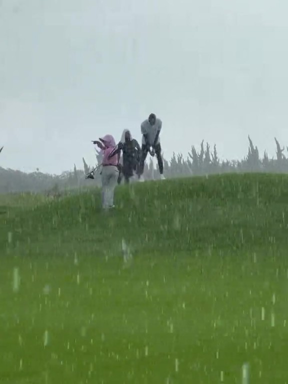他太爱打球了！詹姆斯中国行冒着大雨也要打高尔夫球