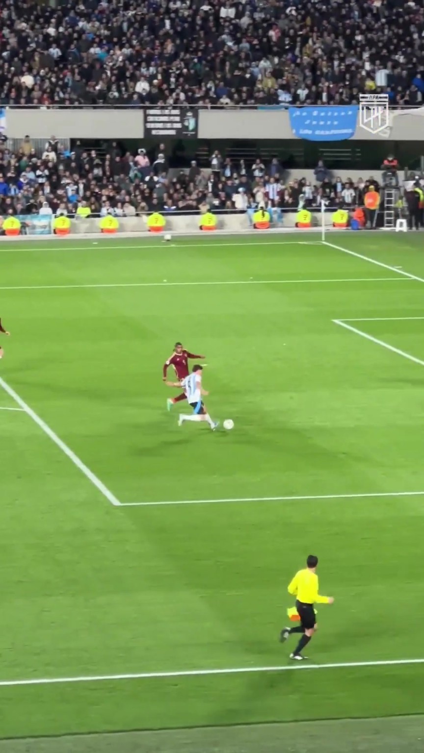 全场球迷顶礼膜拜！现场见证梅西连续20年为阿根廷破门