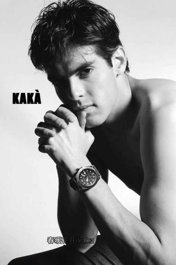当年阿玛尼为卡卡拍了一组性感写真，绝对的花美男