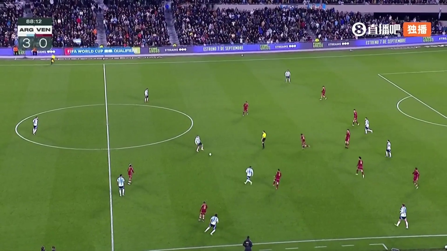 梅西帽子戏法被吹！梅西接挑传冲入禁区，一脚挑射破门越位被吹！