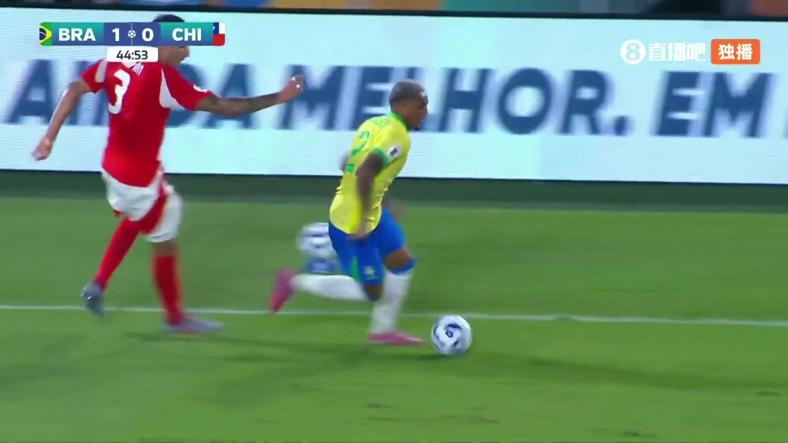 争议！马里潘放倒韦斯利染红，但var回看取消红牌改判黄牌