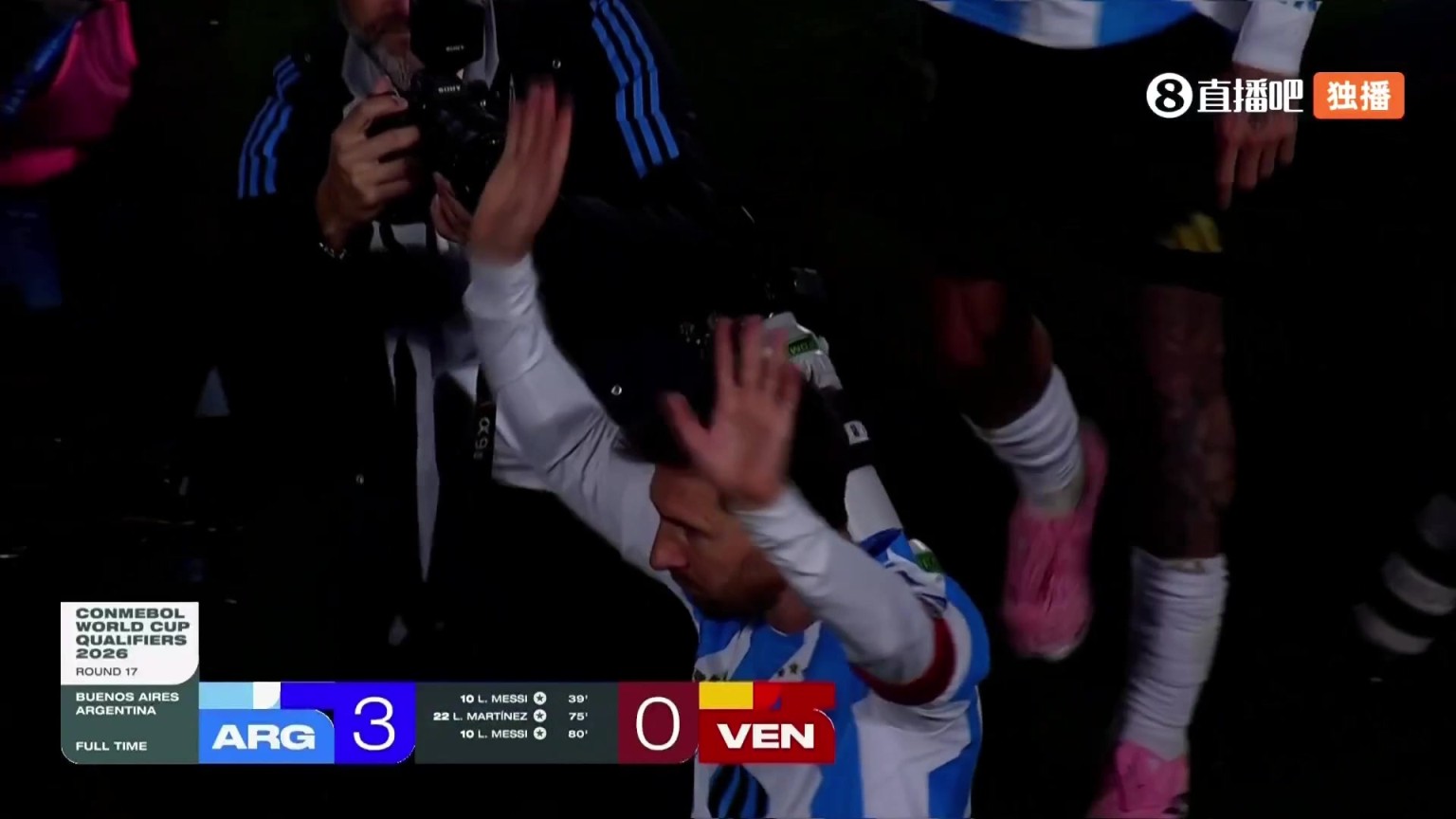 赛后梅西与队友们拥抱致意，梅西老妈在看台上为梅西鼓掌