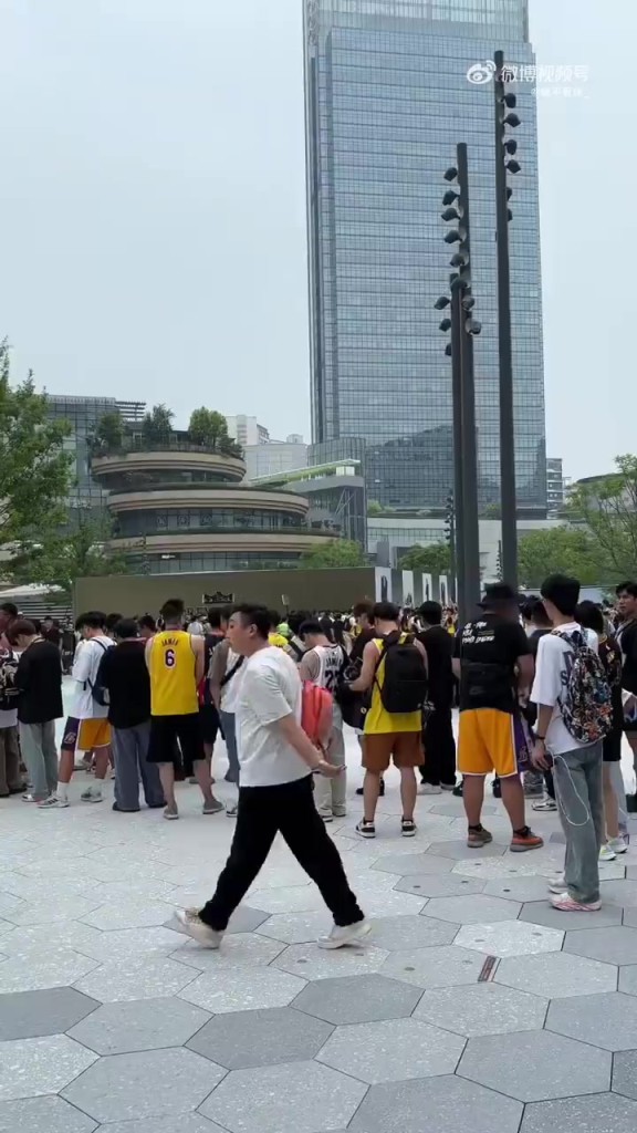 詹姆斯成都站现场画面！好家伙，这么多人等着排队入场