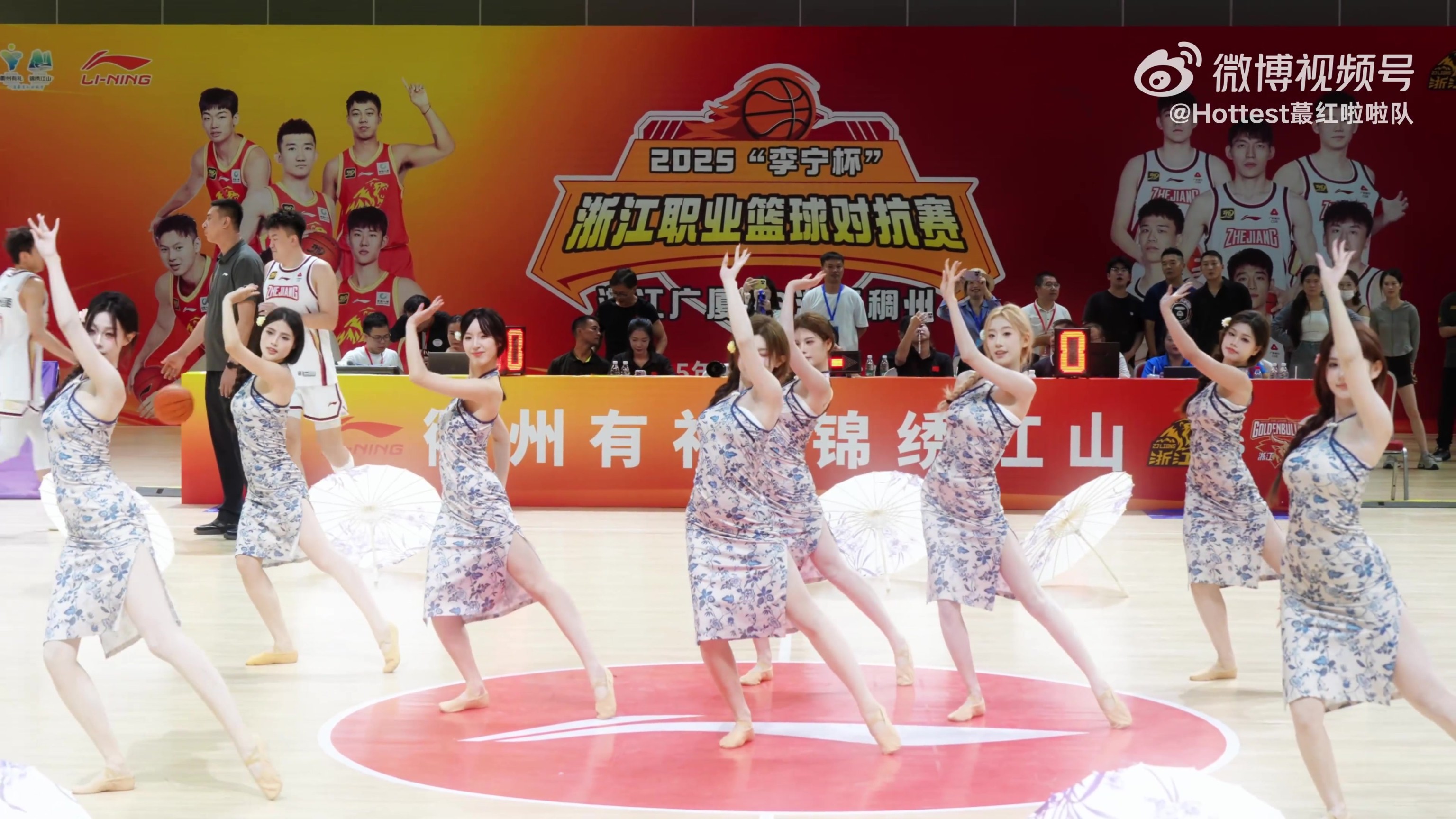 婀娜多姿！浙江男篮蕞红啦啦队这身旗袍装扮，实在太美了！