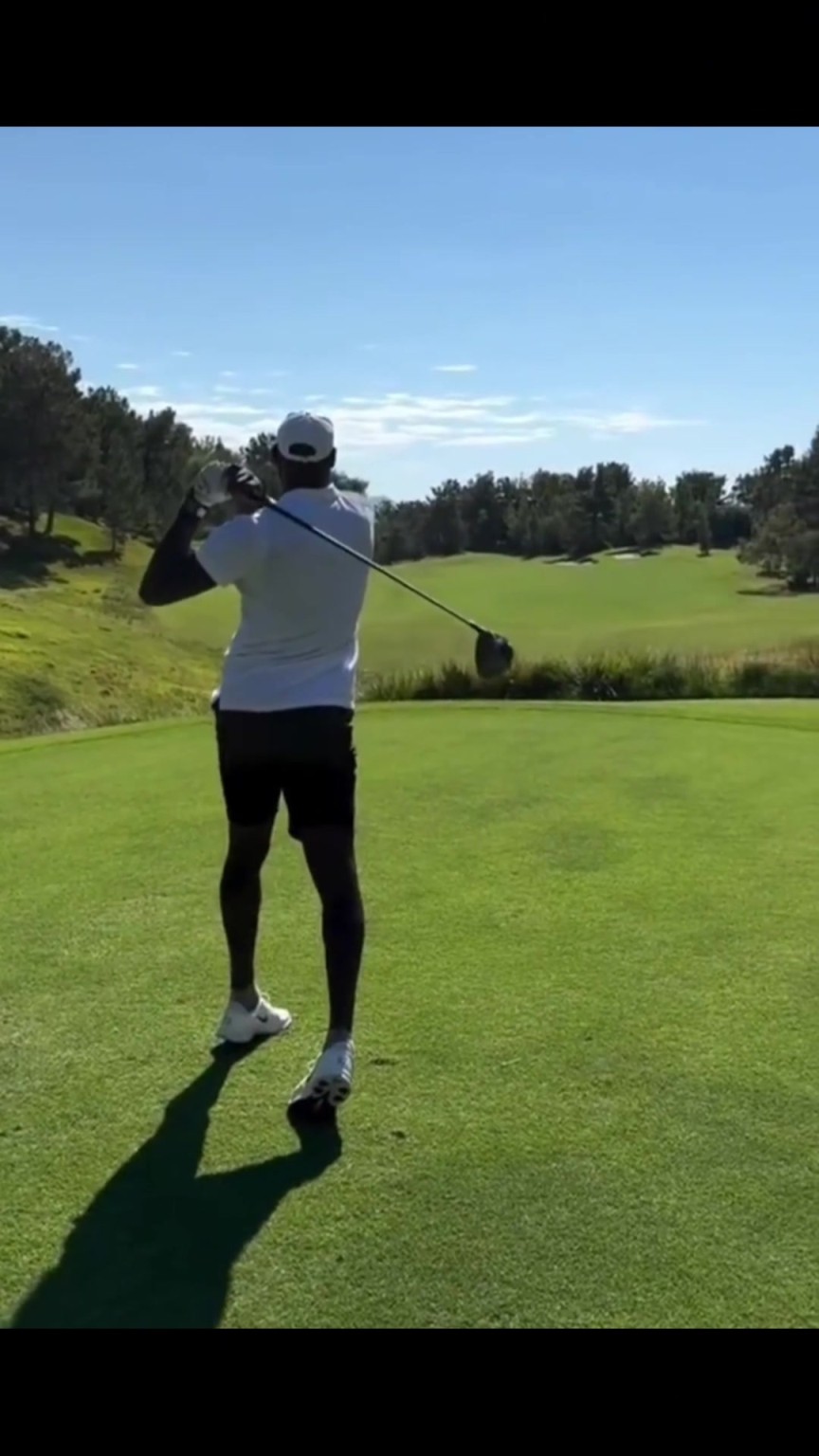 成都下起了暴雨！球迷冒雨等詹姆斯，老詹则冒雨去打高尔夫