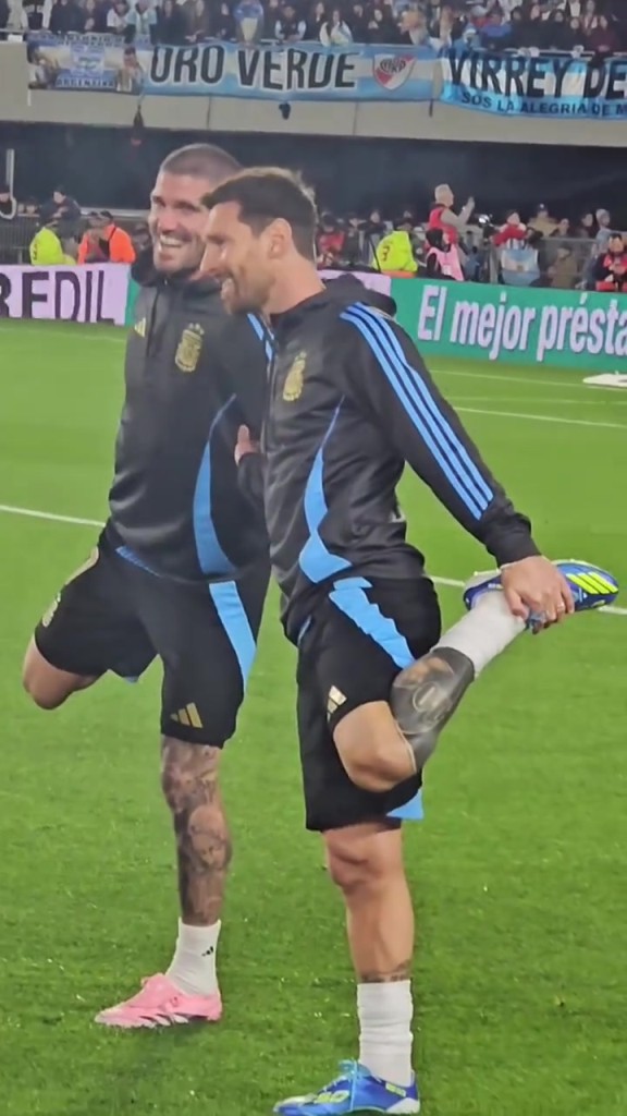 情难自已！赛前梅西与德保罗一起热身时笑着笑着就哭了…