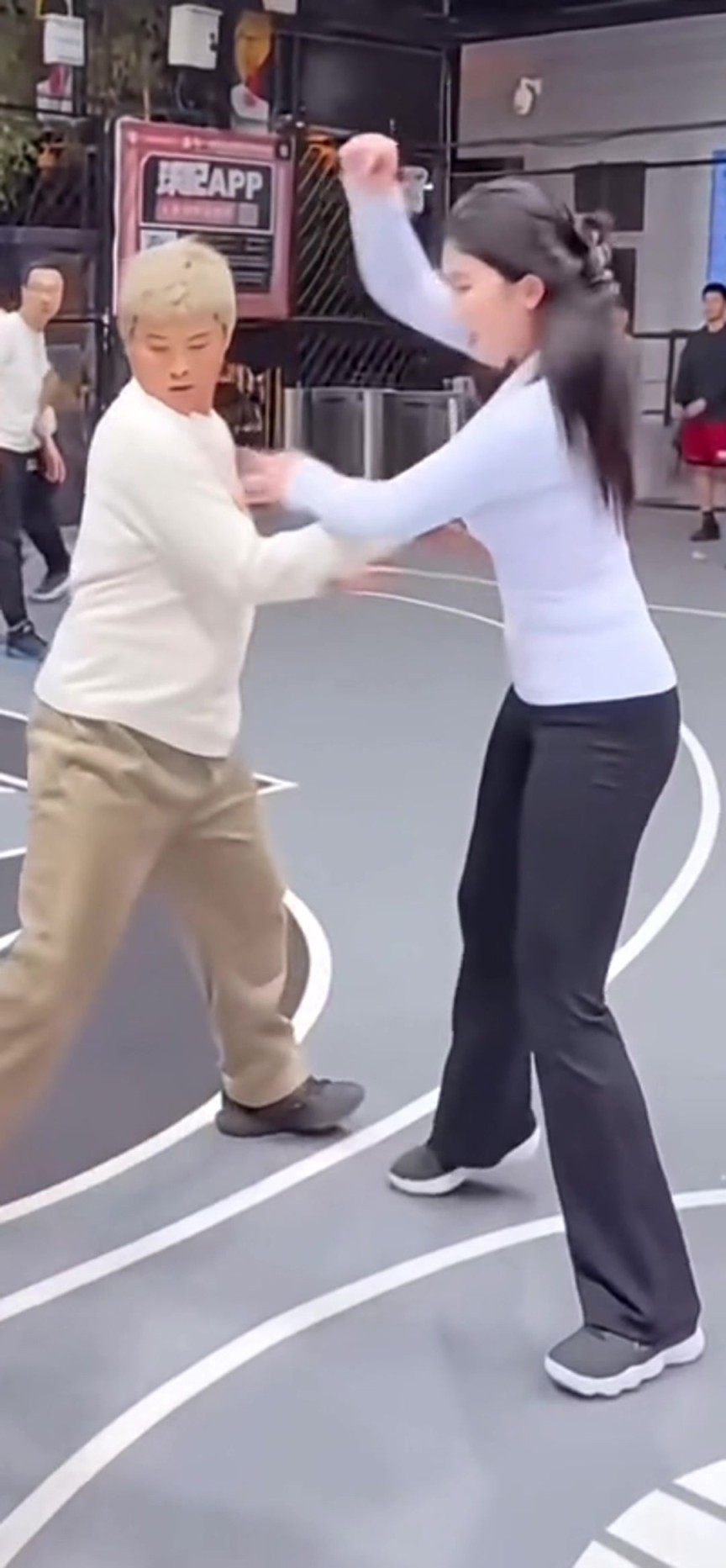 这应该是无意的吧？小伙防守过程中，一不小心揩油野球场肘姐