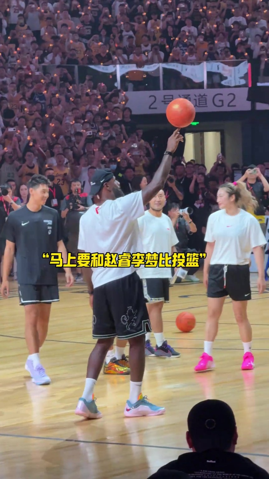 詹姆斯上演超远三分和双手暴扣！帅炸了！！！