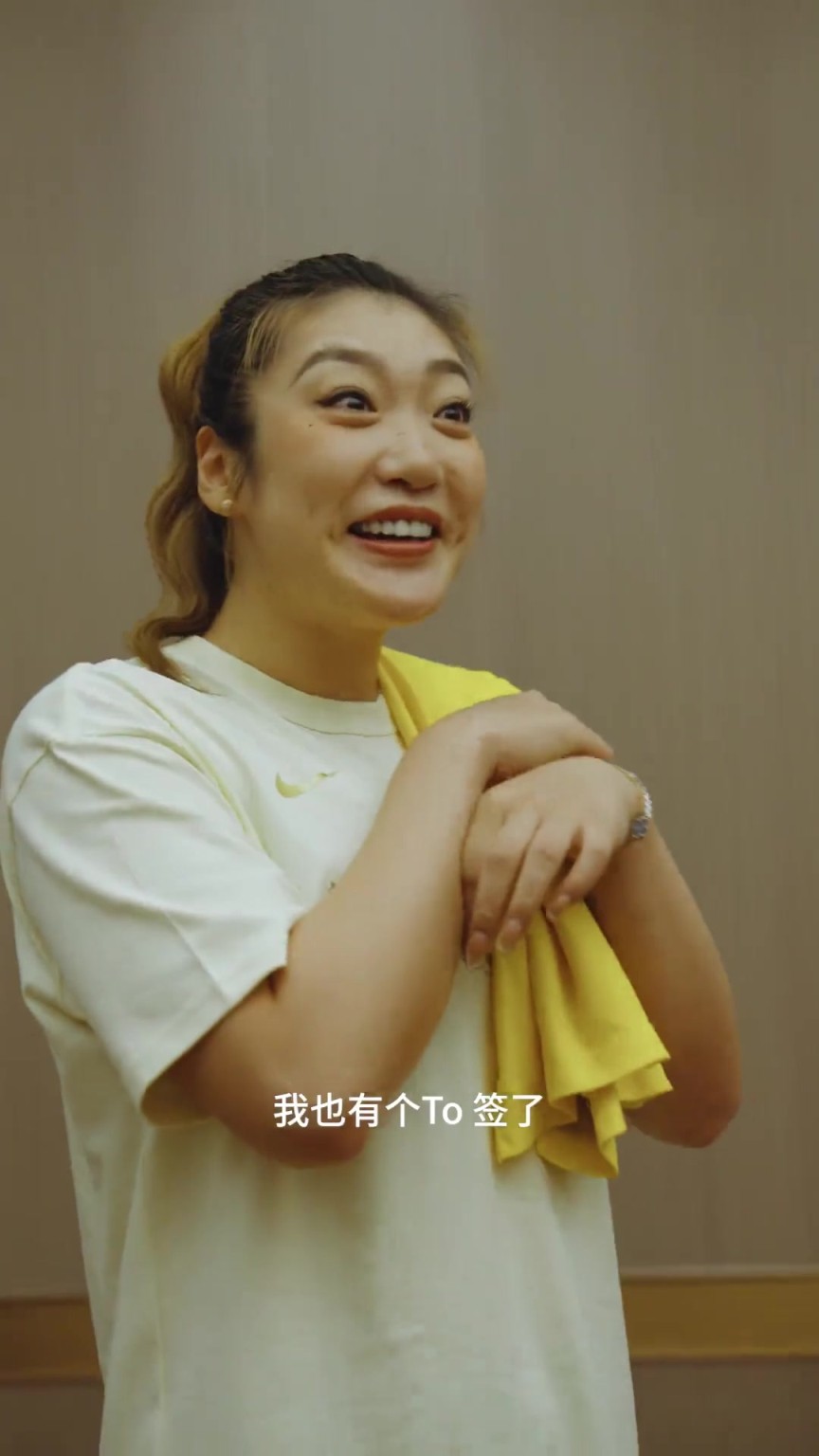 梦姐那叫一个开心！李梦赠送老詹及其女儿小礼物 老詹回赠to签