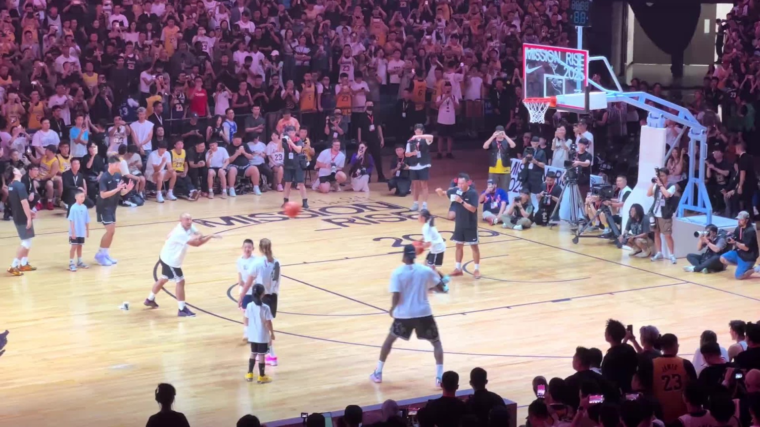 水土不服？詹姆斯中国行三分球疯狂打铁全部偏出