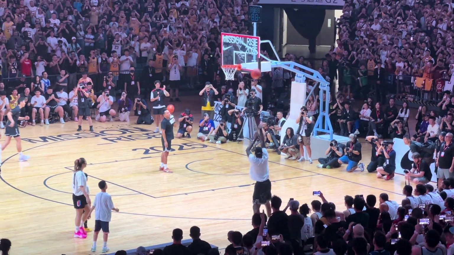 詹姆斯中国行外线频频打铁 球迷“质疑”：这哥们会打球吗