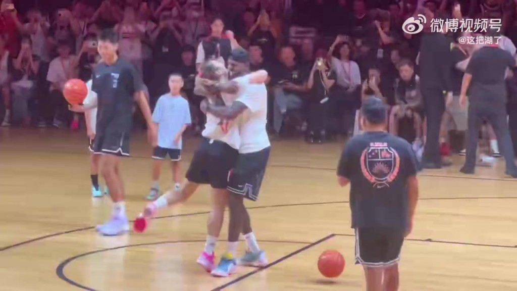 老詹给球迷表演一记暴扣，随后做出霸王步庆祝姿势，还拥抱李梦