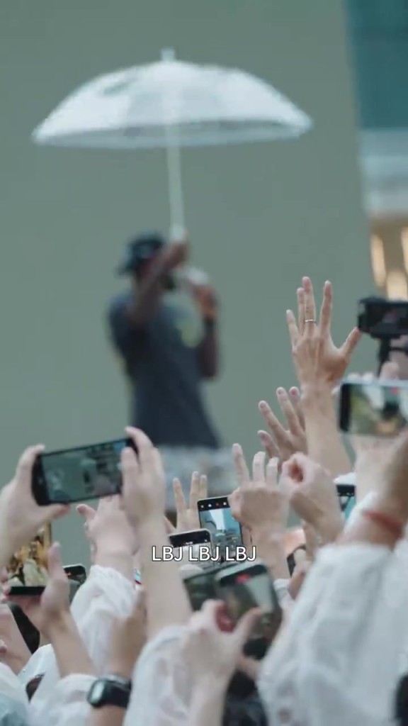 前排小孩哥灵魂拷问詹姆斯：现在还吃taco吗？老詹：每天都吃