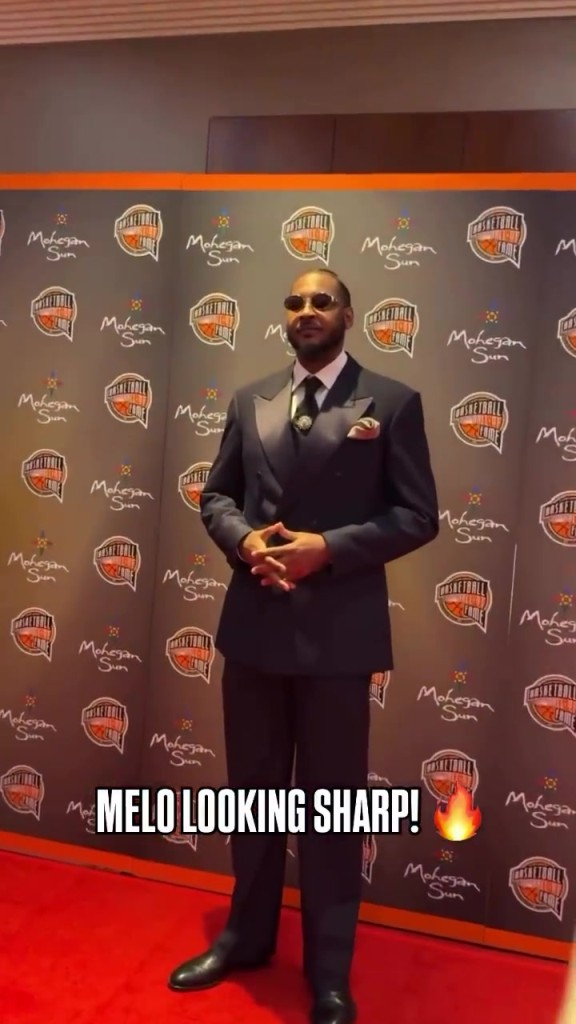 准备入选名人堂咯！安东尼一身帅气西装现身红毯，大哥气质十足！