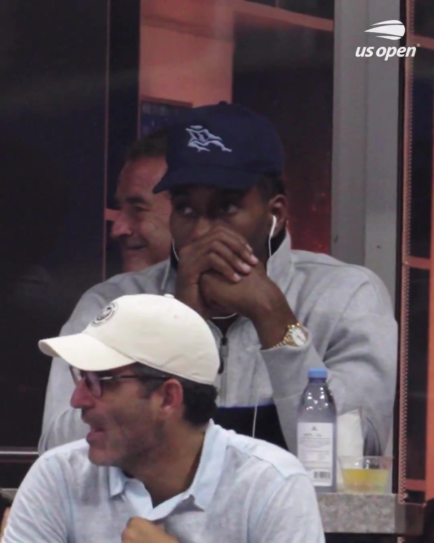 阴阳合同的事还没解决！小卡现身美网半决赛现场，看得很投入！