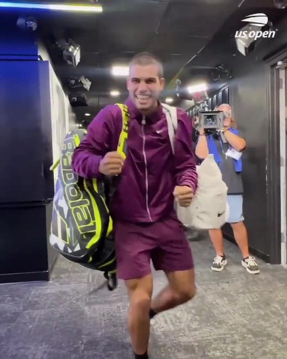 美网半决赛后，阿卡与巴特勒拥抱，看起来像个小卡拉米