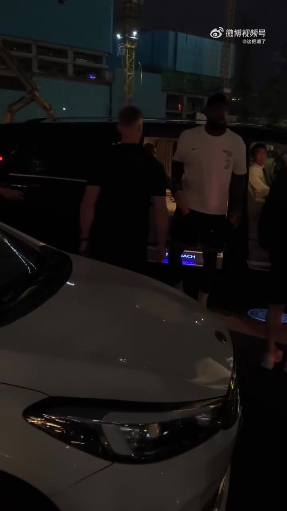 詹姆斯临走之前，还专门去打卡了成都的双子塔