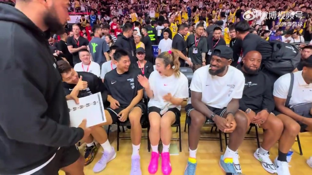 李梦拍了拍老詹：看镜头！然后与崔永熙和赵睿一起对镜头比耶！