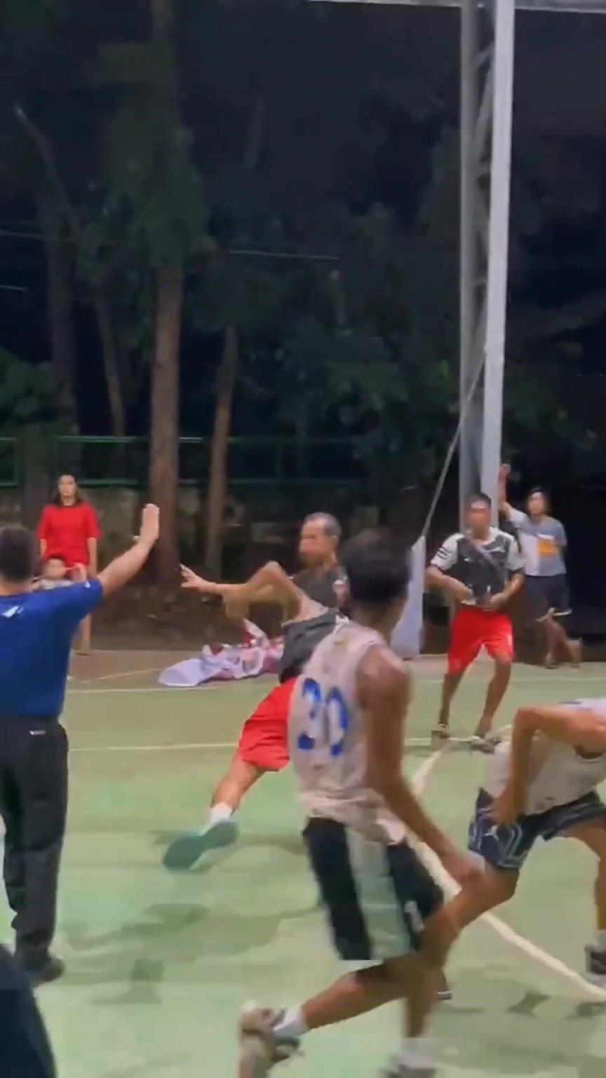 “他到底做了什么事情被球场上的人如此追杀”