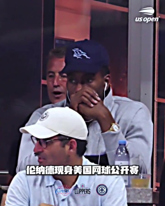 小卡今日观看美网公开赛 有线耳机是焊身上了