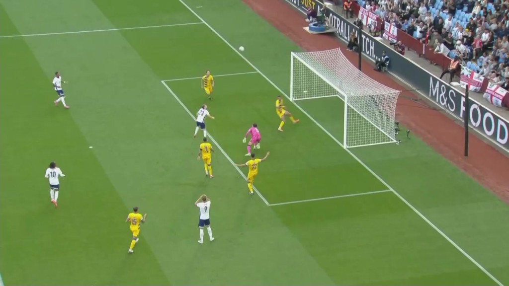 安道尔后防送礼！凯恩禁区内横传，安德森半空门射门被神奇扑出！