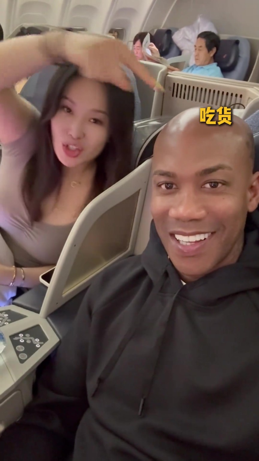 理解周琦了！老马第一次吃鸡蛋灌饼 好吃到瞪大双眼