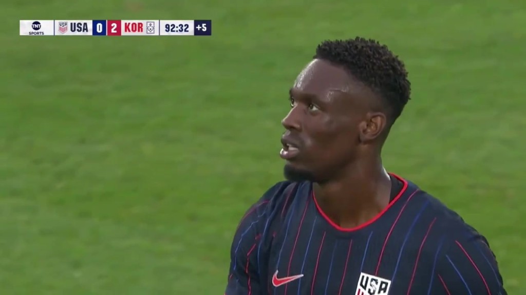 这都不进吗？巴洛贡近距离3连击射门，两次被赵贤祐扑出+中框！