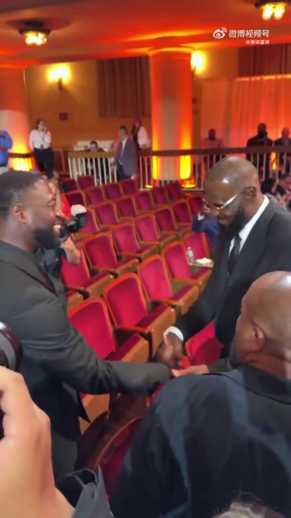 吧友们说你俩早就绝交了！韦德和詹姆斯激动握手，手势依旧熟练！