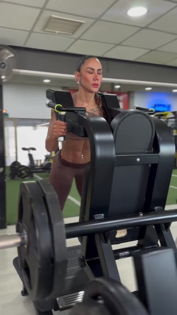 比达尔女友简直是魔鬼筋肉人这已经是健美级别的身材了！