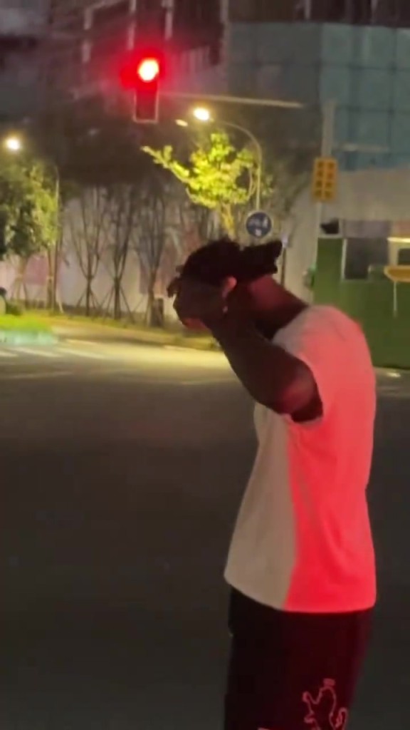 詹姆斯成都行最后与双子塔合影 还是忍不住戴皇冠庆祝啊