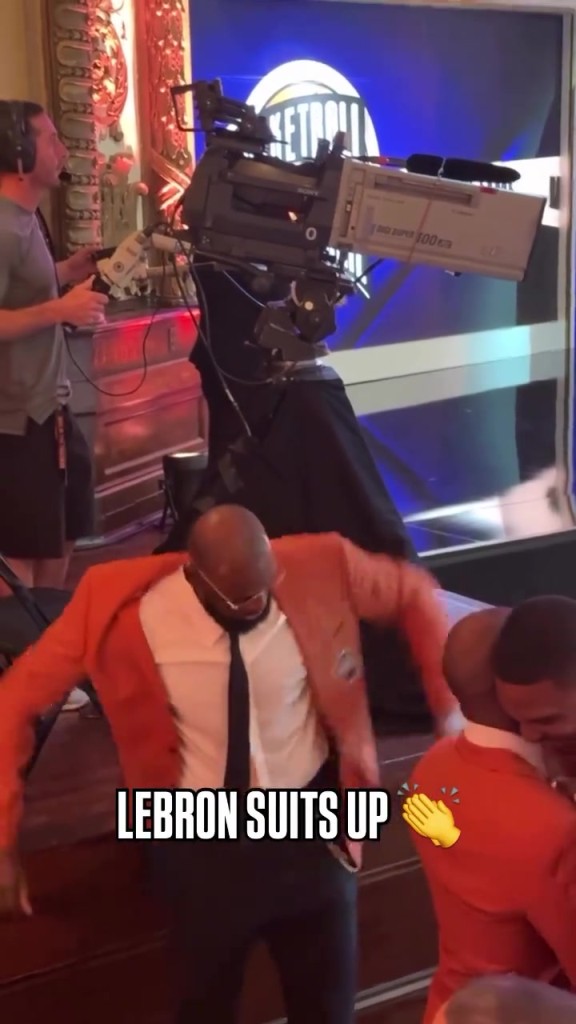 詹姆斯作为梦八成员入选名人堂 俯视视角才发现老詹剃头发了！！