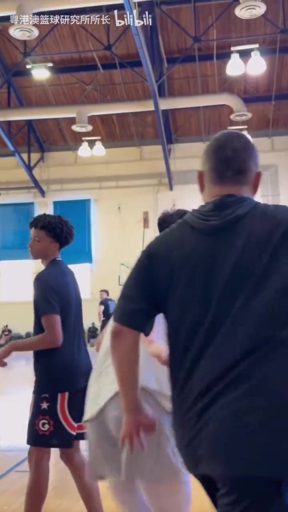 中国连线！杨瀚森郭昊文同场竞技！俩人相互调侃：跑不动了！