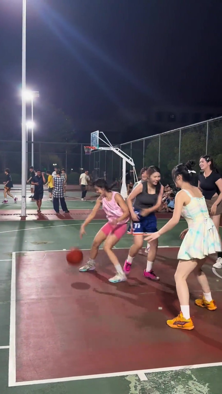 看NBA就图一乐，学对抗还得看女生打野球