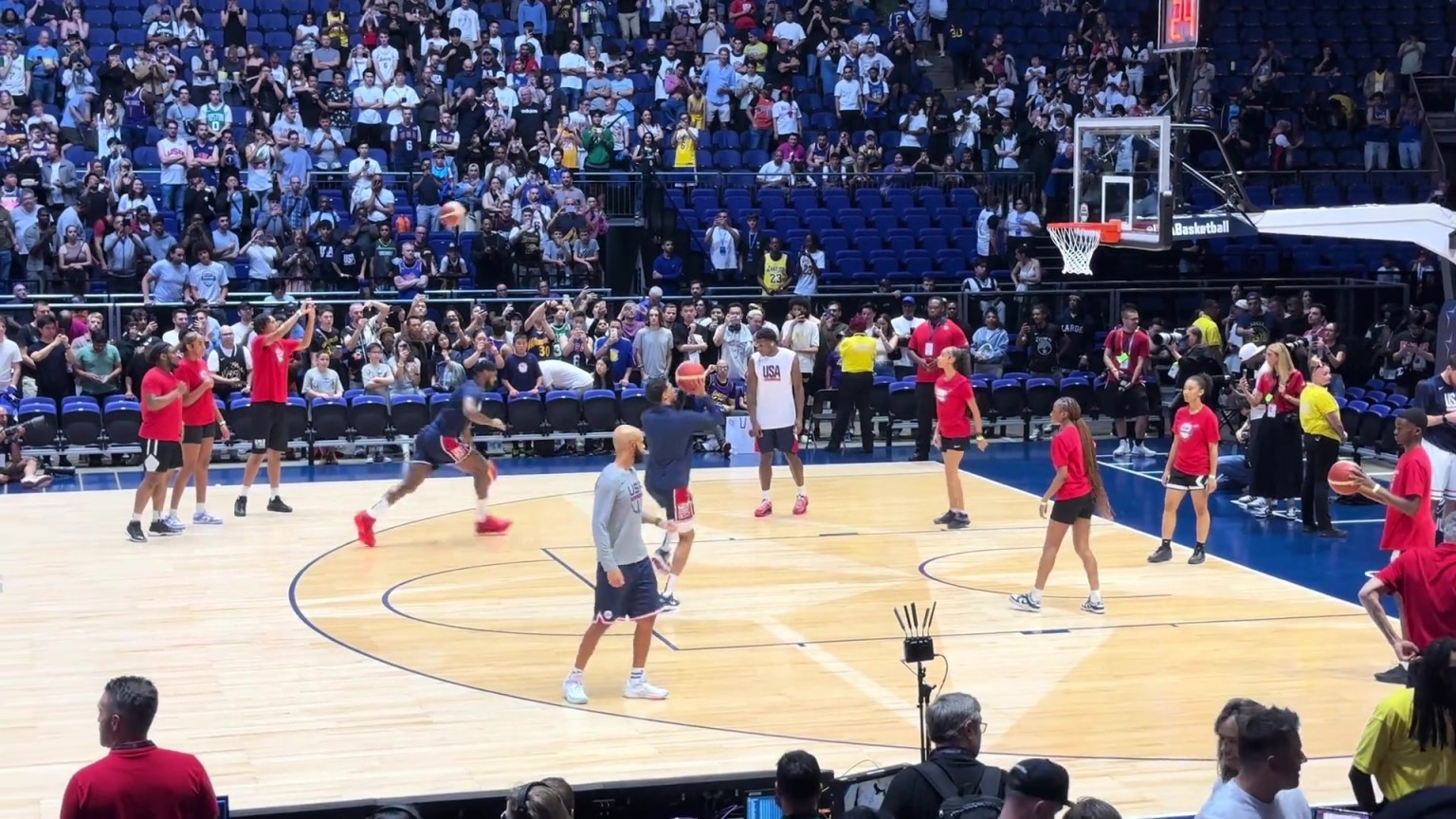 球迷拍摄詹姆斯热身，连续四个中投尴尬不中&一旁华子看得直挠头